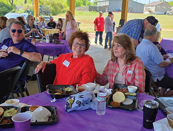Hueytown High School alumni eating lunch