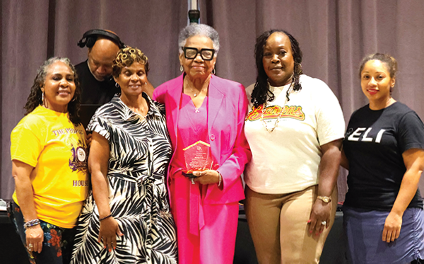 Mrs. Alicia Johnson Williams, Commissioner Tyson and city officials pose with Ms.
Brenda Hong at Juneteenth event.
