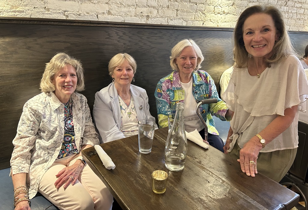 Judy Moore Mathis’s AOPi sorority sisters from the University
of Alabama, Cheryl Brantly, Carolyn O’Donnell,
Maureen O’Donnell and Janie Mikloucich, came to celebrate.