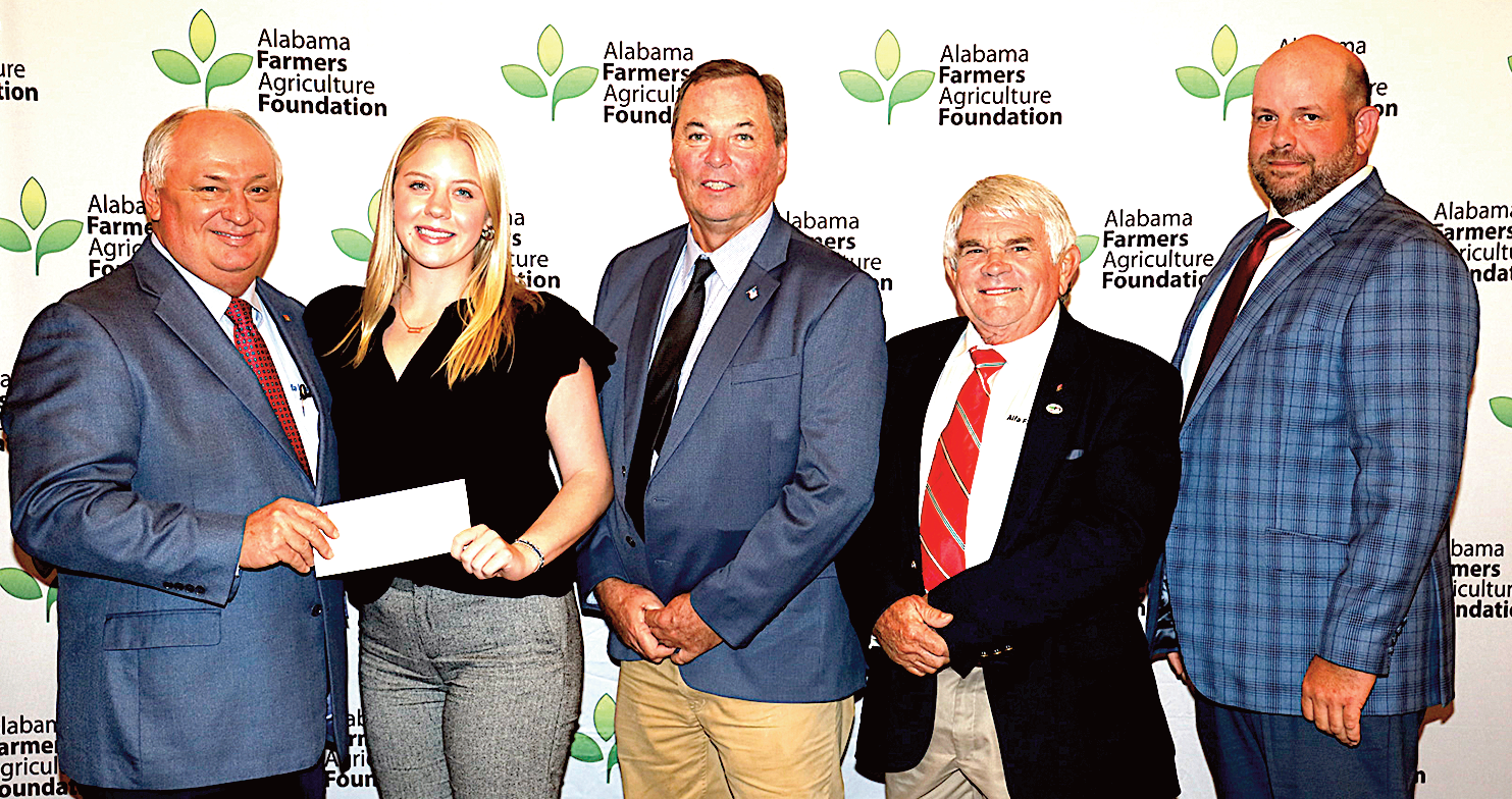 Moore receives scholarship from Farmers Federation